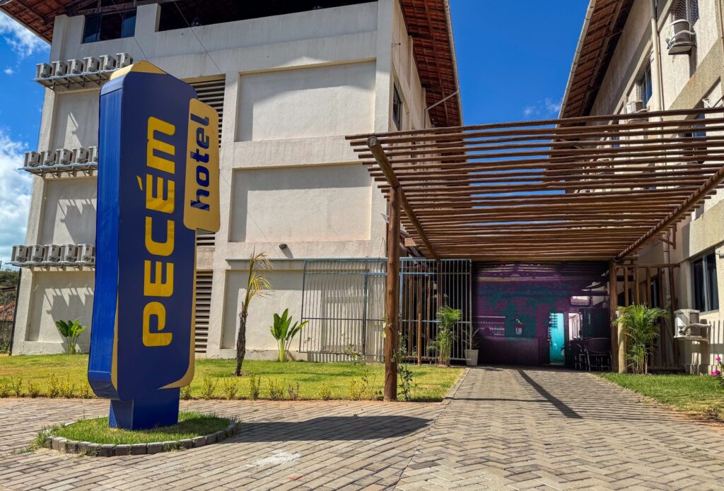 Entrada do Pecém Hotel com totem e pergolado