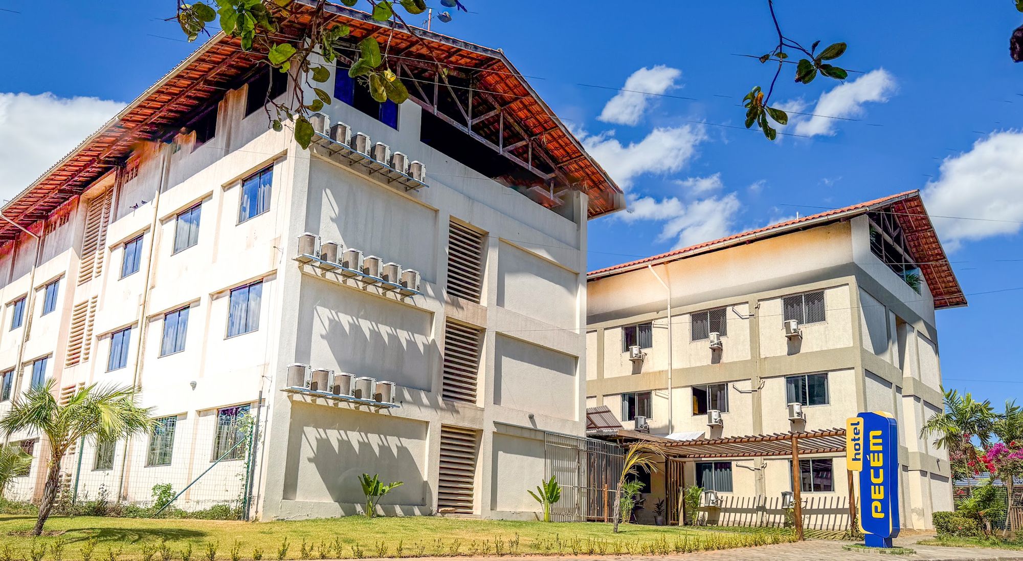 Fachada do Pecém Hotel com os blocos Amarelo e Azul e o totem da marca