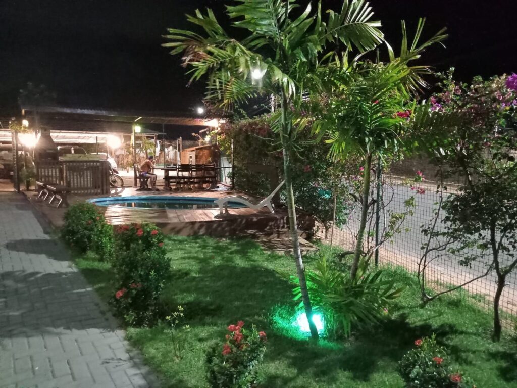 Jardim e área da piscina à noite no Pecém Hotel