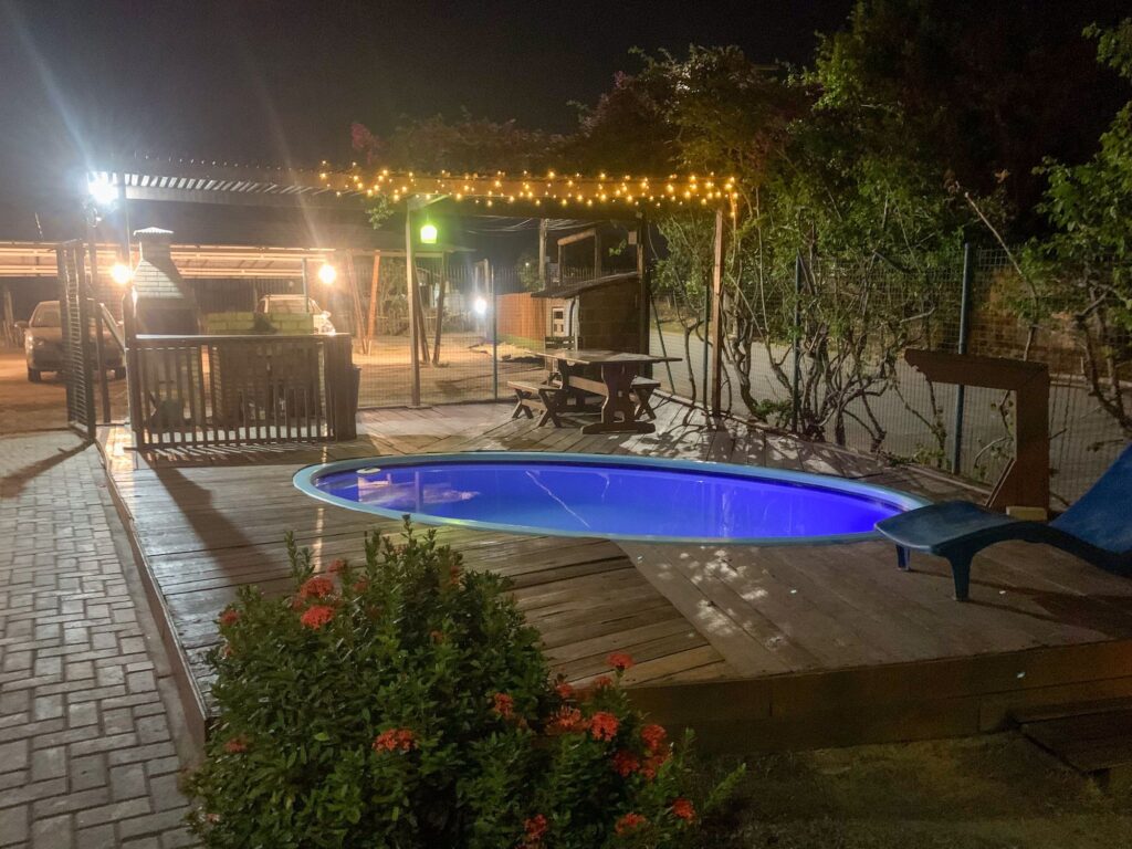 Piscina iluminada e área de lazer do Pecém Hotel