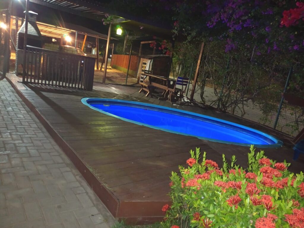 Piscina iluminada à noite no Pecém Hotel