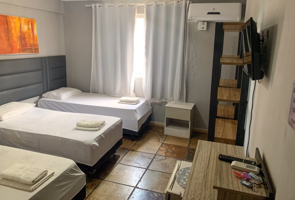 Suíte do Bloco Amarelo do Pecém Hotel com três camas