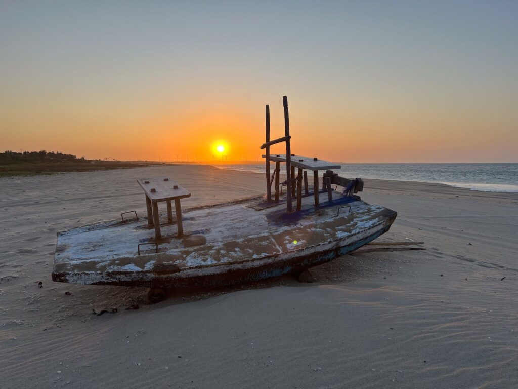 Jangada na Praia do Pecém ao pôr do sol